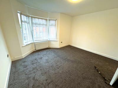 1 Bed Flat with Garden and Driveway &pound;1400 Pcm Main Photo