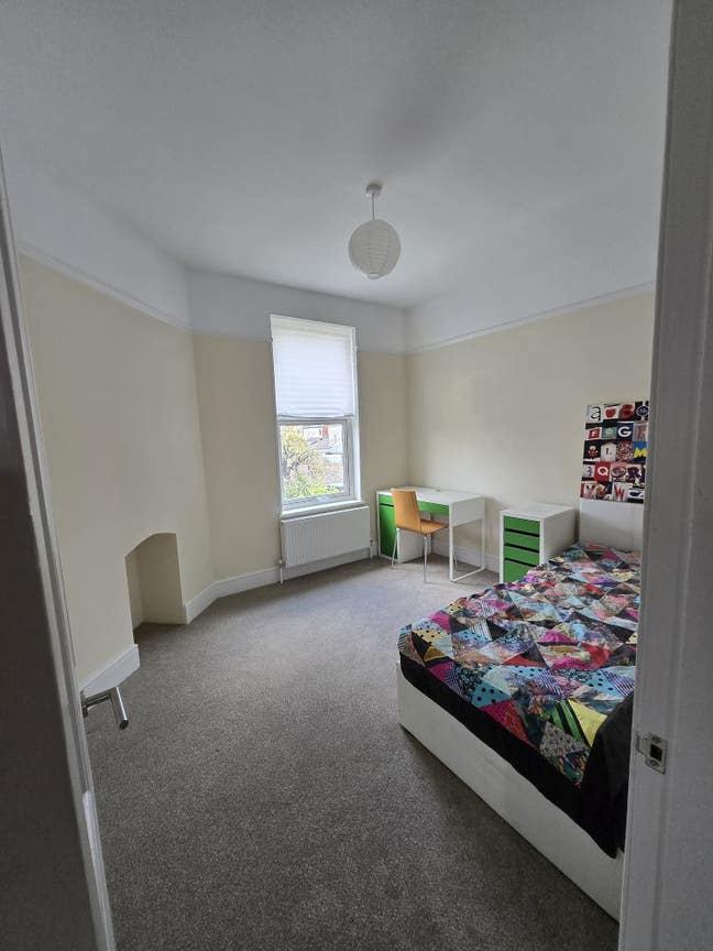 Single Medium Room Main Photo