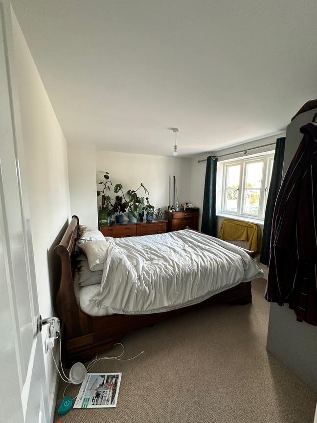 Double Room in 4 bedroom house available Main Photo
