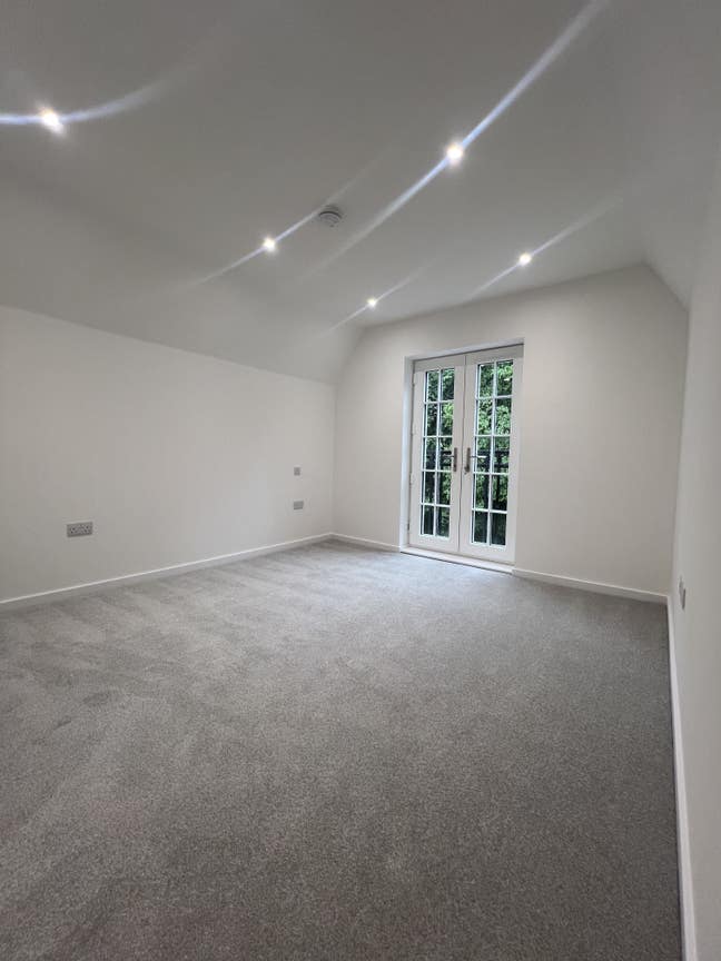Double Bedroom with Ensuit and Balcony  Main Photo