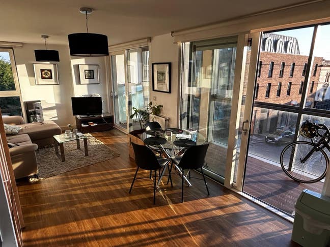 Double Room in Bright Modern Flat Main Photo