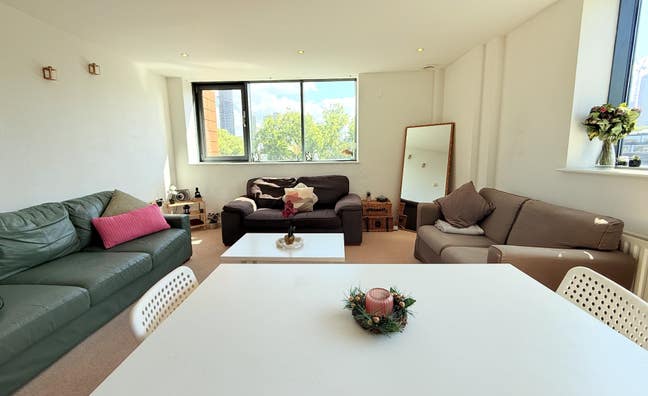 Double Bed with a Private Bathroom in a 2-Bed Flat Main Photo