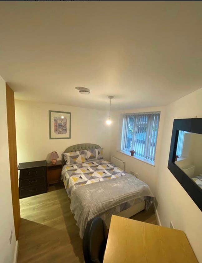 Spacious ensuit room  Main Photo
