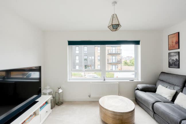 3 Double Rooms Available in Spacious Modern House Main Photo