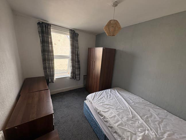 Double Room Available On Hall Lane (Bills Inc) Main Photo
