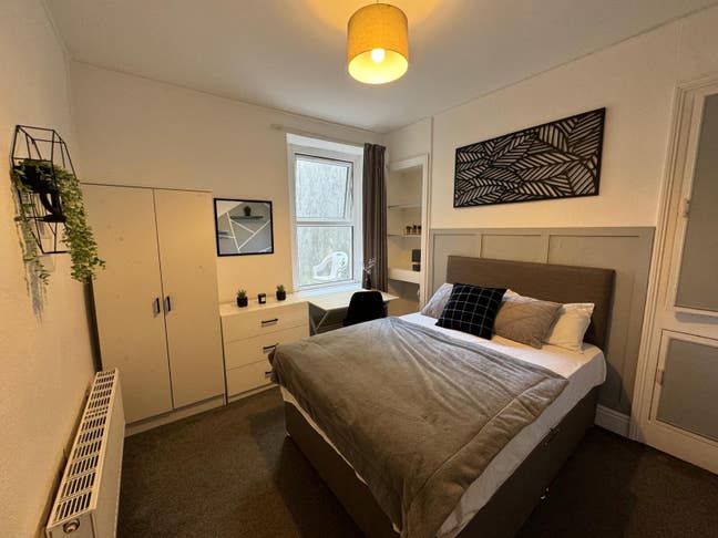 Modern Room with All Bills Included Main Photo