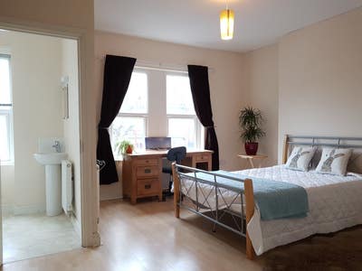 Large double En-Suite Room in Prof houseshare Main Photo