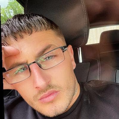 I am a professional male aged 31. I am lookin... Main Photo