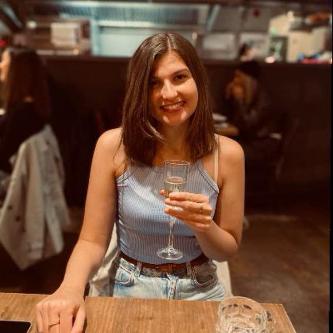 30 yo f professional looking for double room  Main Photo