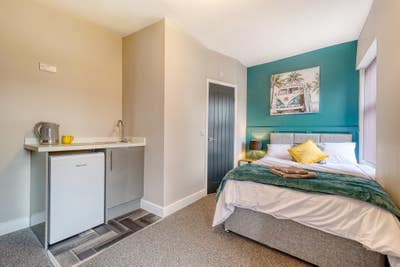 Spacious Modern Ensuite Close to Hospital  Main Photo