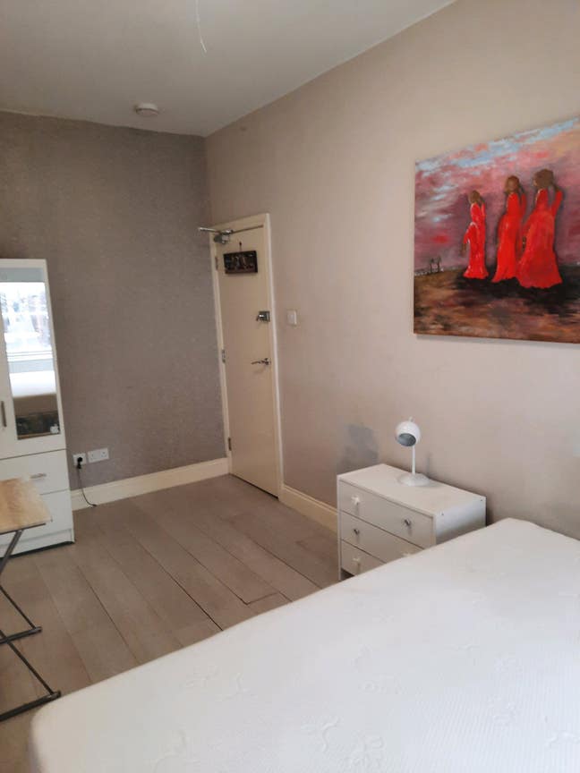 Double bed, furnished, own family size bathroom,  Main Photo