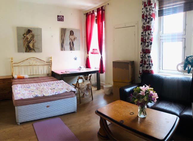 Spacious room looking for female roommate  Main Photo