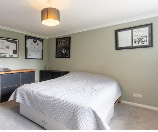 Large Double Room, furnished bed/wardrobe/storage Main Photo