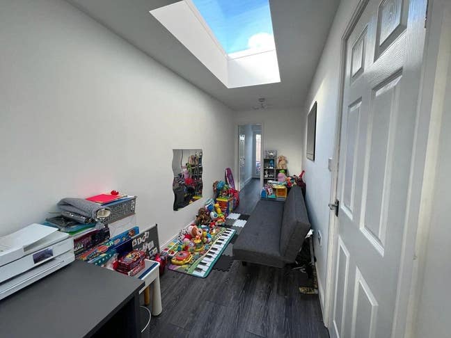 Ensuite Room Fully Furnishd Bills included Large G Main Photo
