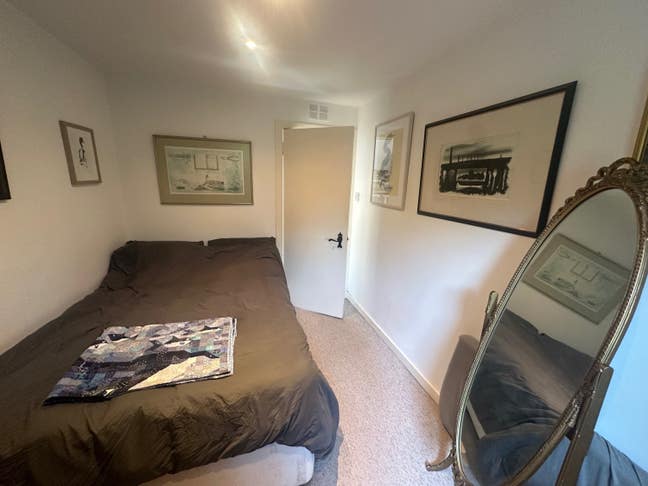 Double bed and desk space in tranquil village Main Photo