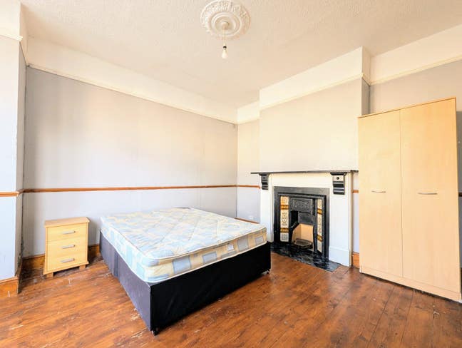 Stunning Room in Excellent Whyteleafe Location Main Photo