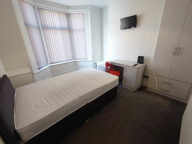 Shared house in Kensington with 3 other girls!! Main Photo