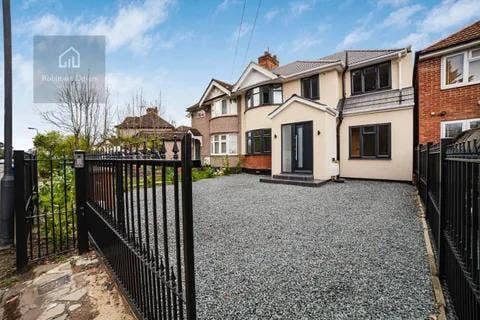 A modern and generously sized four-bedroom house Main Photo