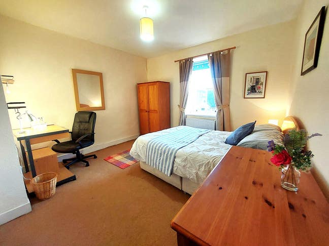 Double room, private shower room,  nr town centre Main Photo