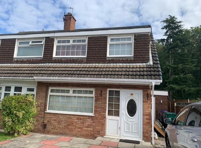 Double bedroom with ensuit available for 2 months Main Photo