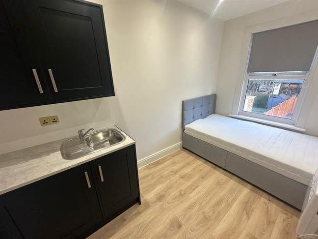 Studio flat Catford SE6 1XD Main Photo