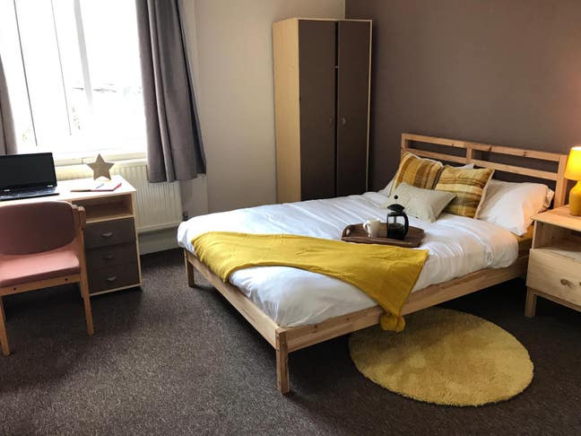 Lovely Double Room 🛏️ Near Train Bus Station🚉 Main Photo