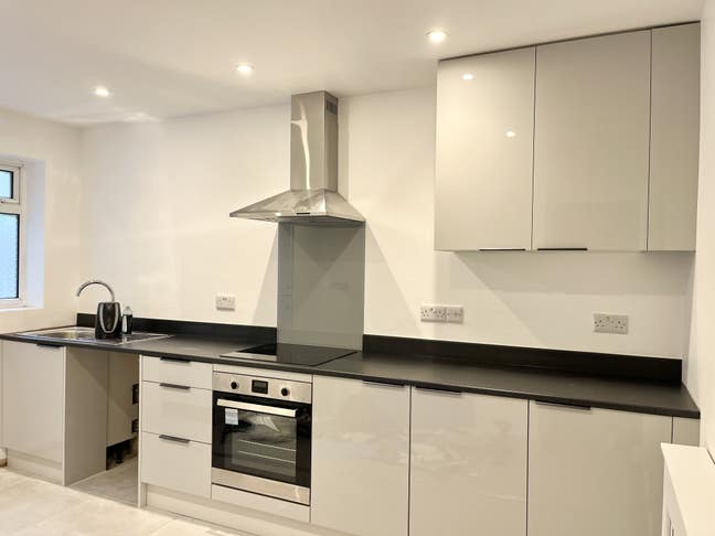 2 Bed Bungalow, Newly refurbished throughout. Main Photo
