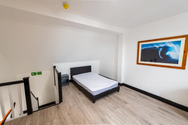 Newly Refurbished Couples Room Available Now Main Photo