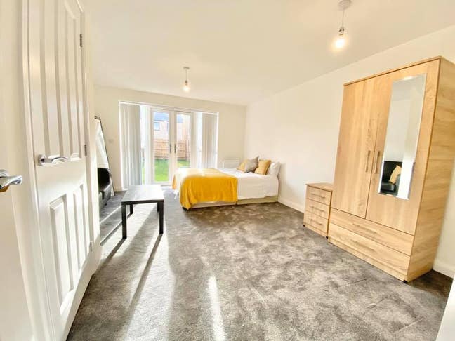 ✨ Extra Spacious Double Room | Bills Included | B5 Main Photo