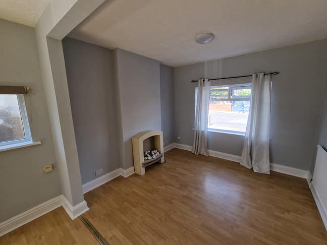 Spacious 3  Bed House, close to amenities. Main Photo