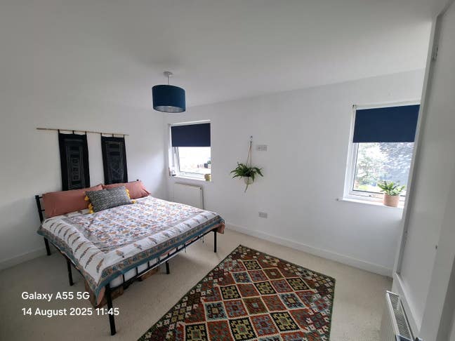 Spacious room with built in desk and storage Main Photo