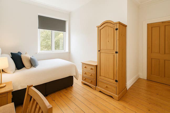 Stunning Large Double Bed room | Central Location Main Photo
