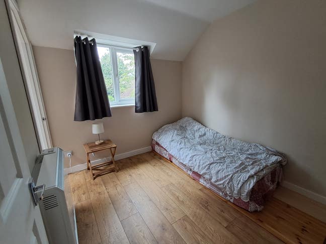 Modern 1 bed flat near Twyford station (bill inc) Main Photo