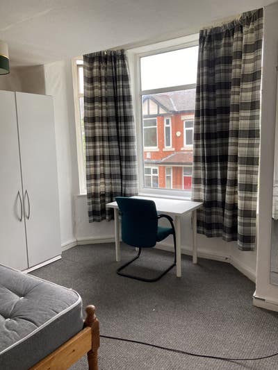 1 double furnished room available in fab house.  Main Photo