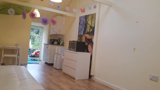Garage Converted Studio Flat for Rent for short te Main Photo