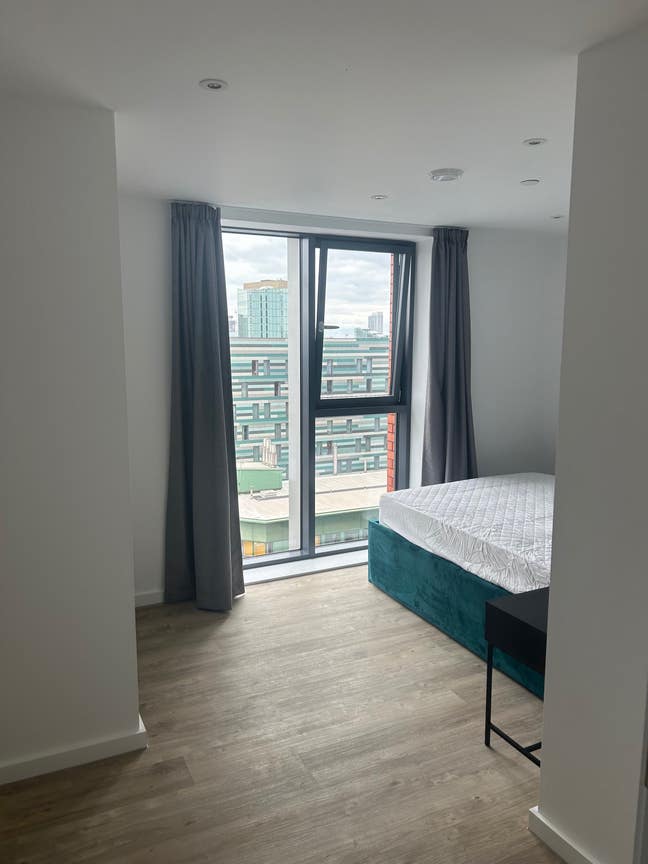 Double room in 3 bed flat Main Photo