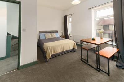 Stunning En-Suite Room | Bills Inc | Parking Main Photo