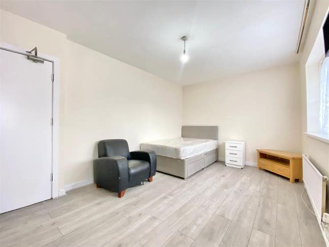 Double Room Available in Edgware Main Photo