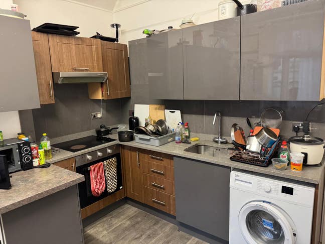 4 DOUBLE bed rooms in a house share for students Main Photo