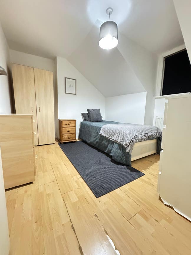  Charming Rooms to Let in a Well-Maintained  Main Photo