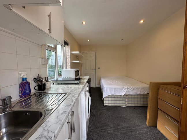 Studio to rent in NW9 Bills included  Main Photo