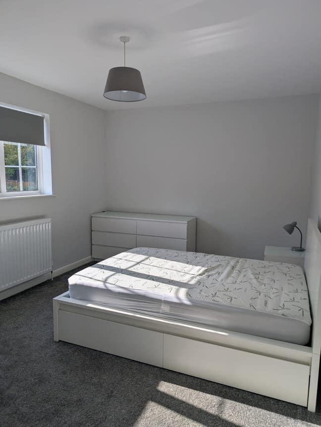 Large Double room in modern town centre property Main Photo