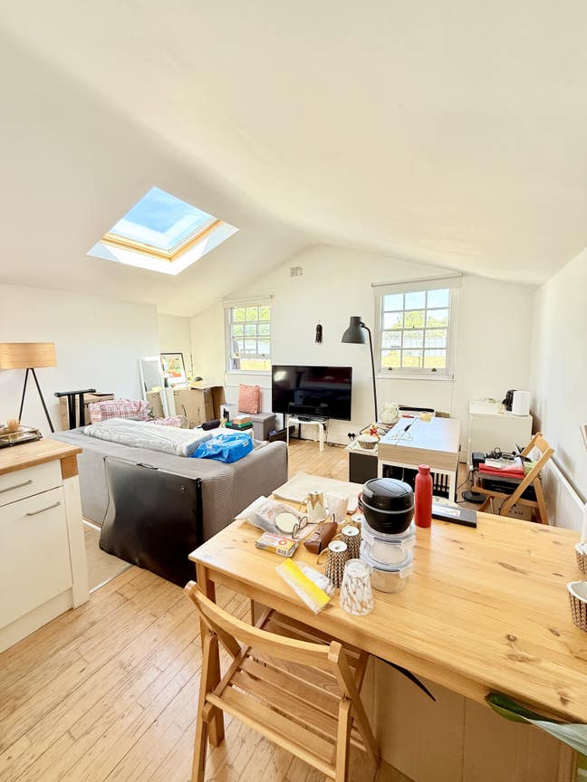 🌟 Spacious Top-Floor Studio Flat in Angel 🌟 Main Photo