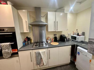 🏡 Spacious 5-Bedroom Home – Manor Drive – Availab Main Photo