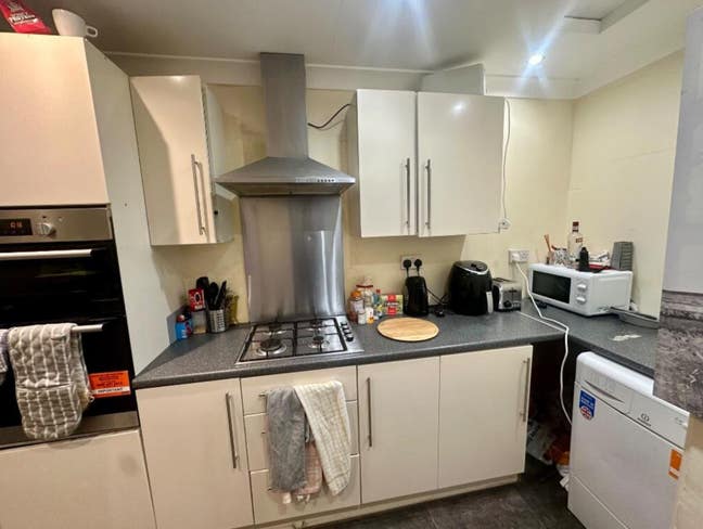 🏡 Spacious 5-Bedroom Home – Manor Drive – Availab Main Photo