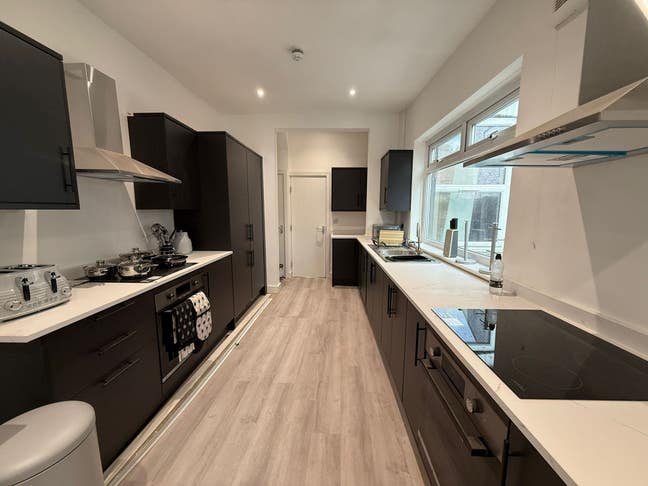 Spacious 6-Bed HMO in Eccles – All Bills Included Main Photo