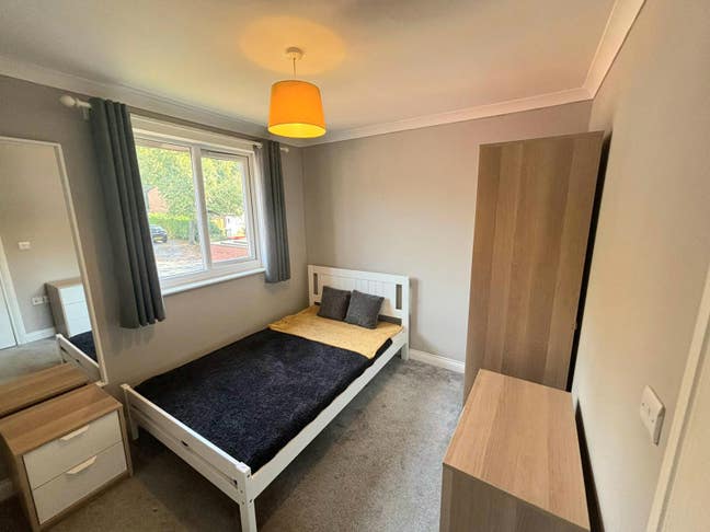 Ensuite Double Room in Hollinswood Main Photo