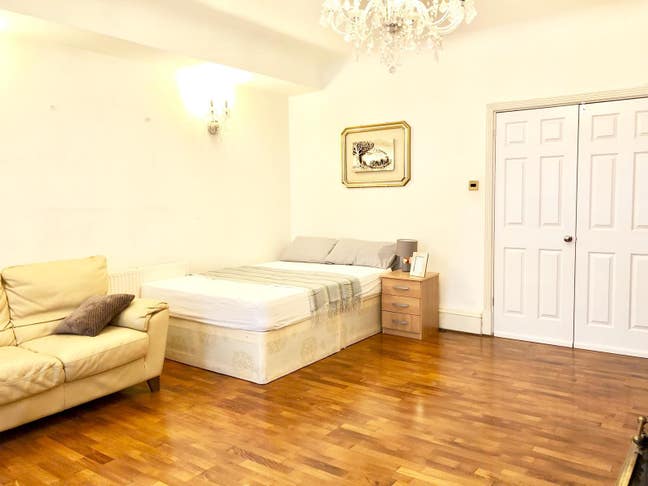 🛏️ Spacious Rooms Available in St. John's Wood!  Main Photo