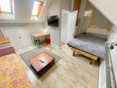 Beautiful fully furnished 2 bed flat to Let Main Photo