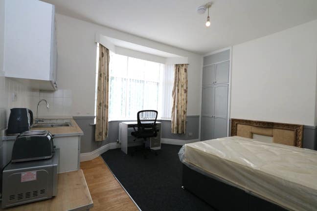 4 Rooms in a 6 Bed house-train station-CV1  Main Photo